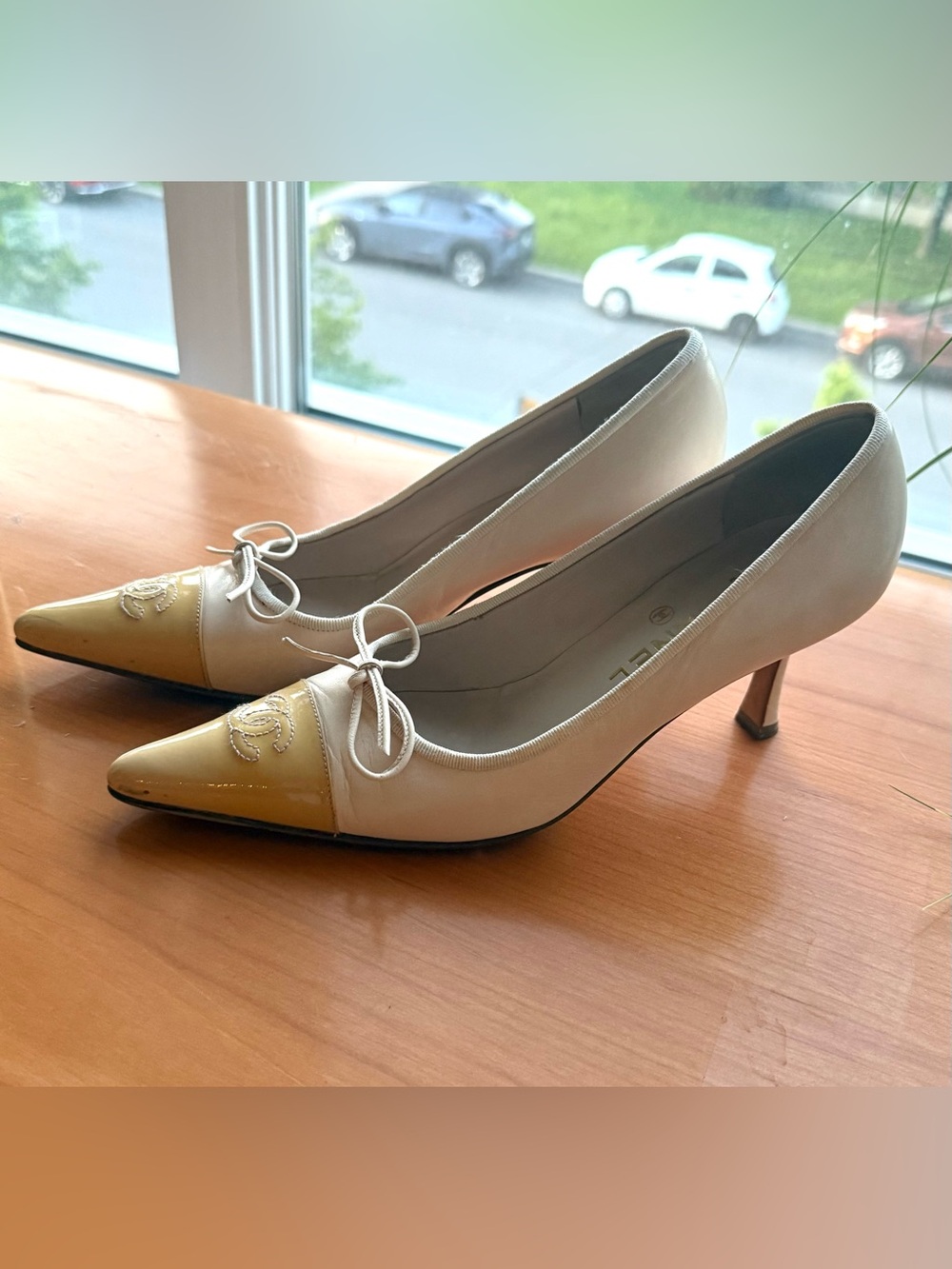 Authentic - Chanel leather pointed Toe Pumps - Cream and Yellow